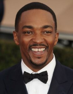 Leia mais sobre o artigo Anthony Mackie realizou seu sonho ao interpretar Capitão América, afirma.