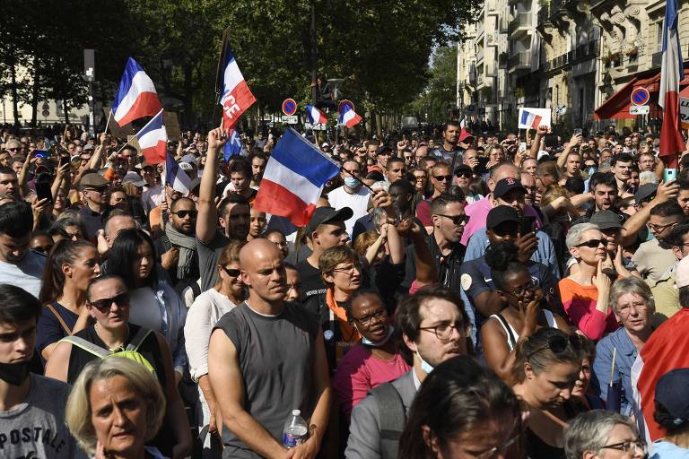 No momento, você está visualizando Na França manifestantes protestam contra exigência da vacina
