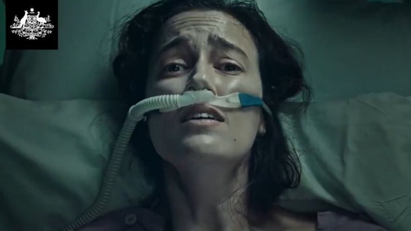 No momento, você está visualizando Covid: Propaganda na Austrália com imagem ‘chocante’ de paciente gera polêmica