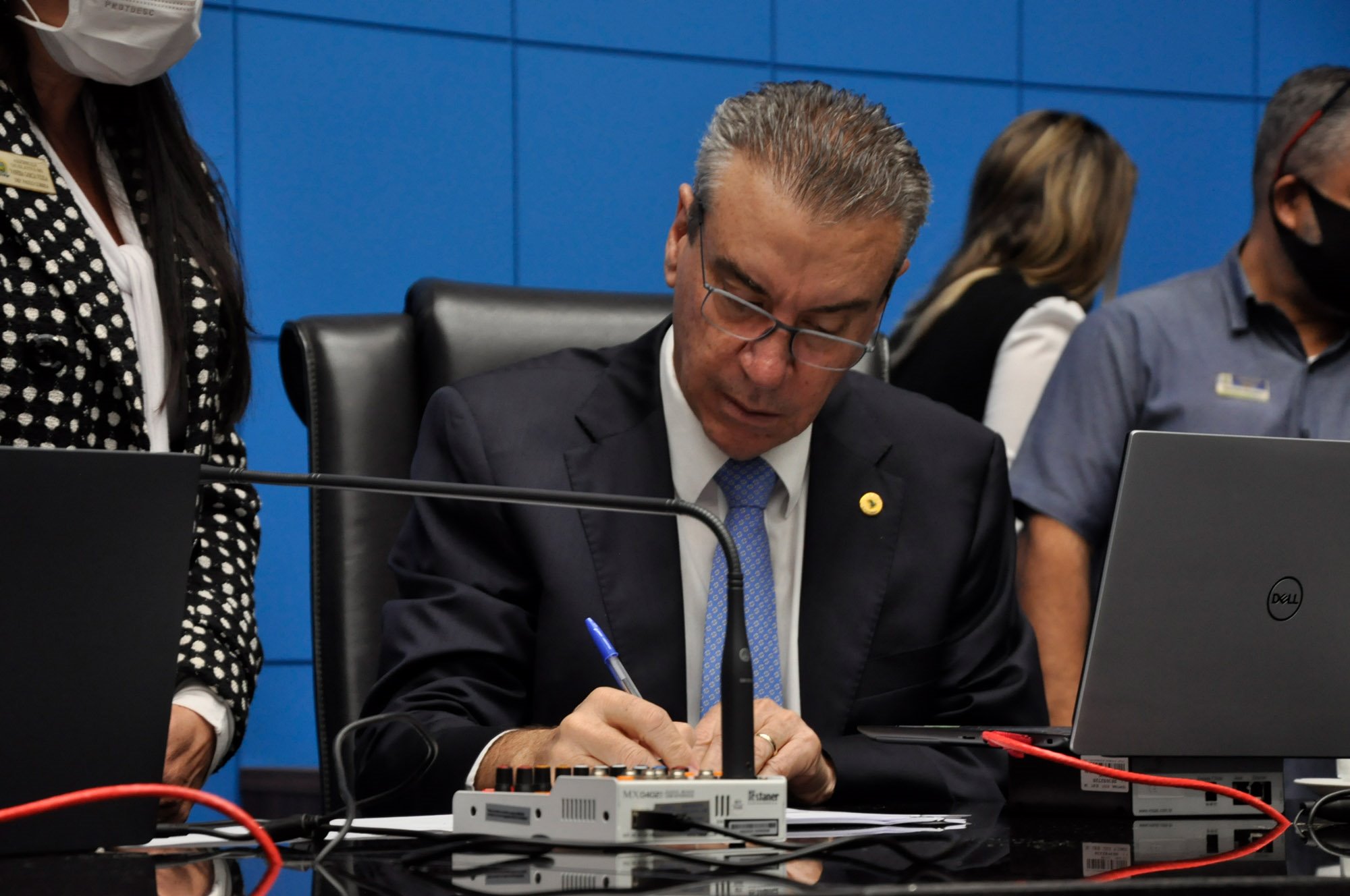 No momento, você está visualizando Deputados aprovam que salões e restaurantes são atividades essenciais