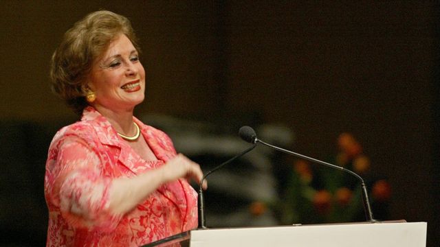 No momento, você está visualizando Jehan Sadat: a primeira-dama do Egito que transformou os direitos das mulheres