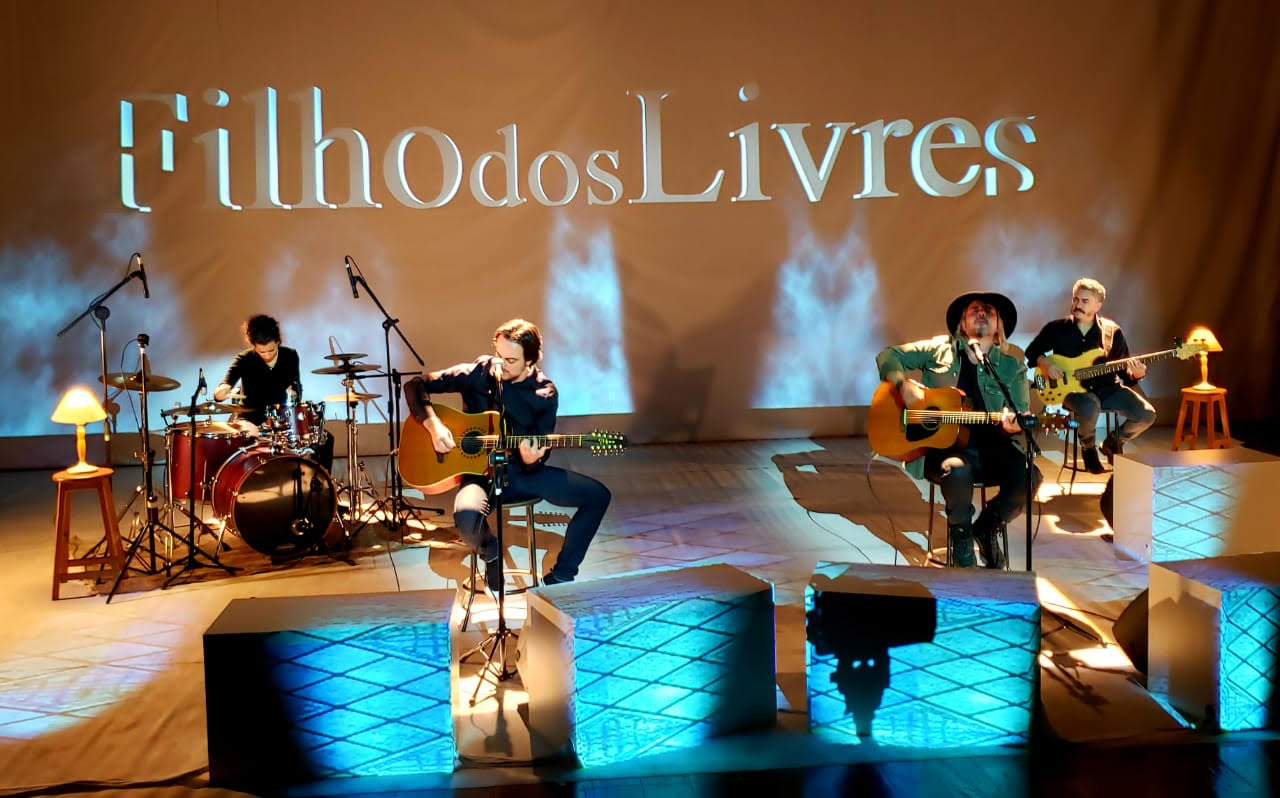 No momento, você está visualizando Em show intimista, Filho dos Livres reúne sucessos do duo, poesia e artes plásticas
