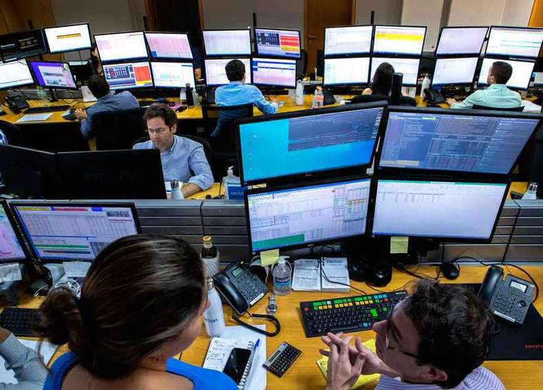 No momento, você está visualizando Reforma ministerial gera oscilação no mercado financeiro