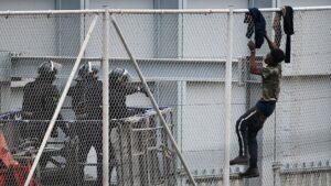 Leia mais sobre o artigo Imigrantes pulam a cerca entre Marrocos e Espanha