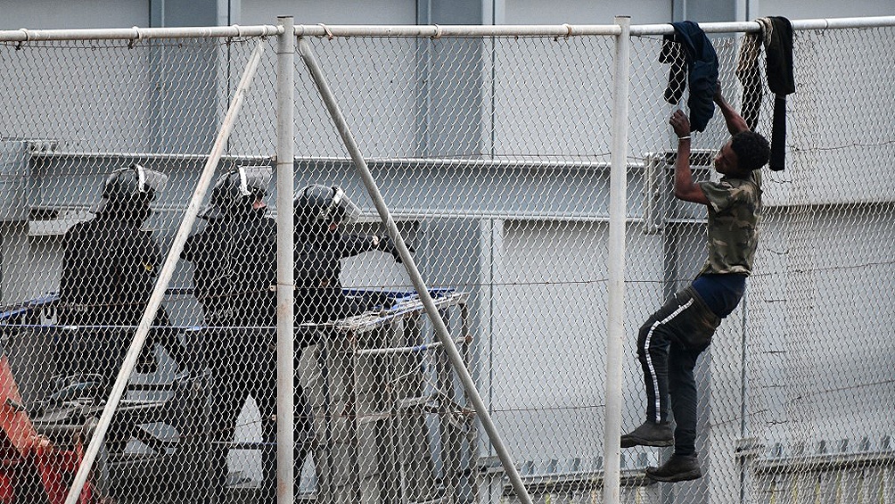 No momento, você está visualizando Imigrantes pulam a cerca entre Marrocos e Espanha