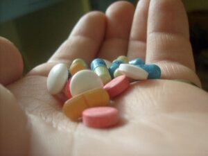 Leia mais sobre o artigo Muito usados para conter reações da vacina contra a Covid-19, analgésicos em excesso podem causar danos à saúde