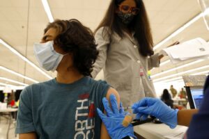 Leia mais sobre o artigo Reino Unido estenderá a vacinação a todos os jovens entre 16 e 17 anos