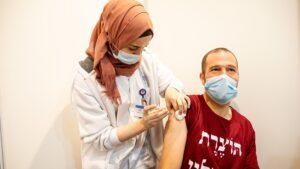 Leia mais sobre o artigo Israel aplicará terceira dose contra Covid também a menores de 60 anos