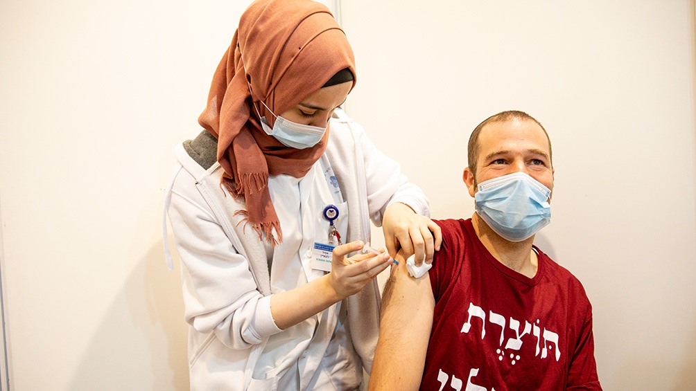 No momento, você está visualizando Israel aplicará terceira dose contra Covid também a menores de 60 anos