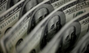 Leia mais sobre o artigo Dólar comercial volta a superar R$ 5,60 influenciado por mercado externo