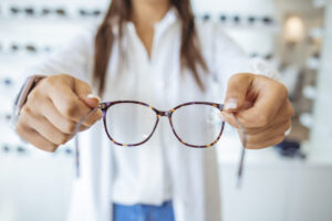 Leia mais sobre o artigo Saúde Visual: A importância de entender a receita dos seus óculos