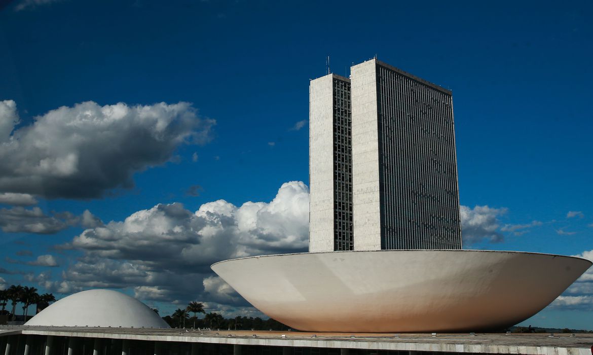 No momento, você está visualizando Reajuste das forças federais de segurança depende de cortes