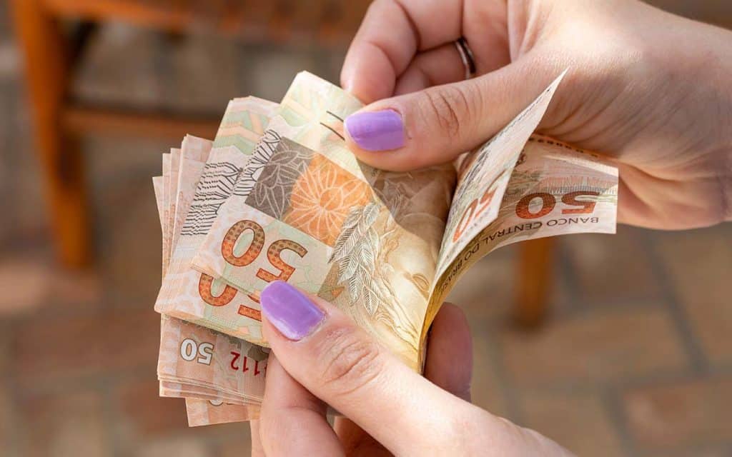 No momento, você está visualizando Novo salário mínimo passa a valer R$ 1.212,00 a partir de amanhã
