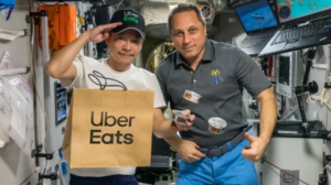 Leia mais sobre o artigo Uber Eats no espaço: faz entrega e leva comida japonesa para a ISS