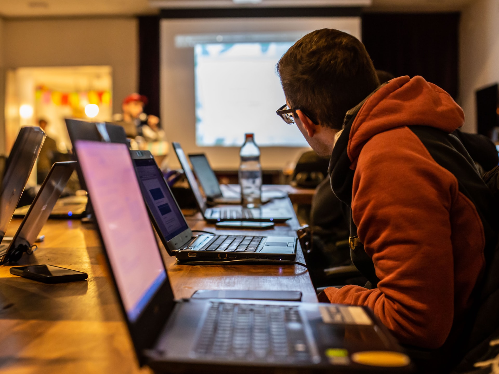 No momento, você está visualizando Cursos de tecnologia gratuitos estão disponíveis em diversas empresas