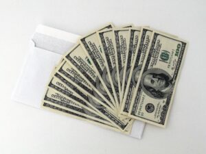 Leia mais sobre o artigo Dólar ultrapassou os R$ 5,70 após discurso mais duro do Fed