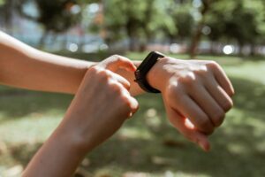 Leia mais sobre o artigo Veja dicas para comprar uma pulseira fitness