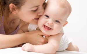 Leia mais sobre o artigo Teste do olhinho: entenda doença que acometeu a filha de Tiago Leifert