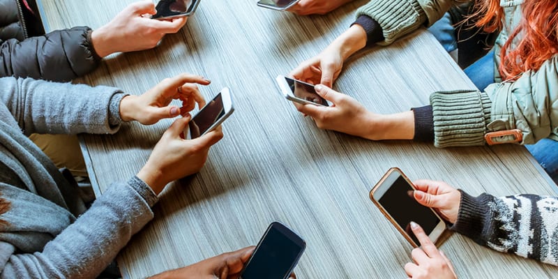 No momento, você está visualizando EUA: Longe das redes sociais por seis anos, jovem ganha R$ 9 mil da mãe