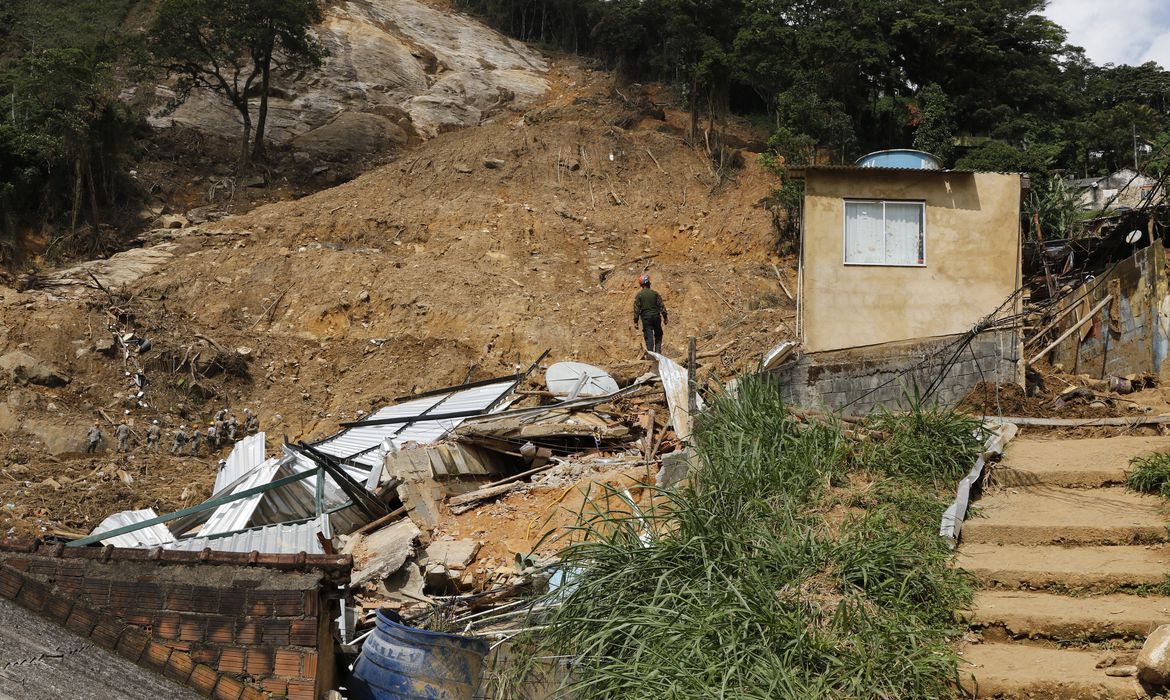 No momento, você está visualizando Petrópolis tem 876 abrigados em pontos montados em escolas da rede municipal