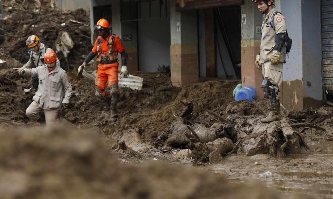 No momento, você está visualizando Petrópolis chega ao número de 176 mortos, de acordo com o Corpo de Bombeiros