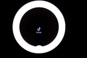 Leia mais sobre o artigo Guerra da Ucrânia no TikTok se alterna entre tragédia, humor e desinformação