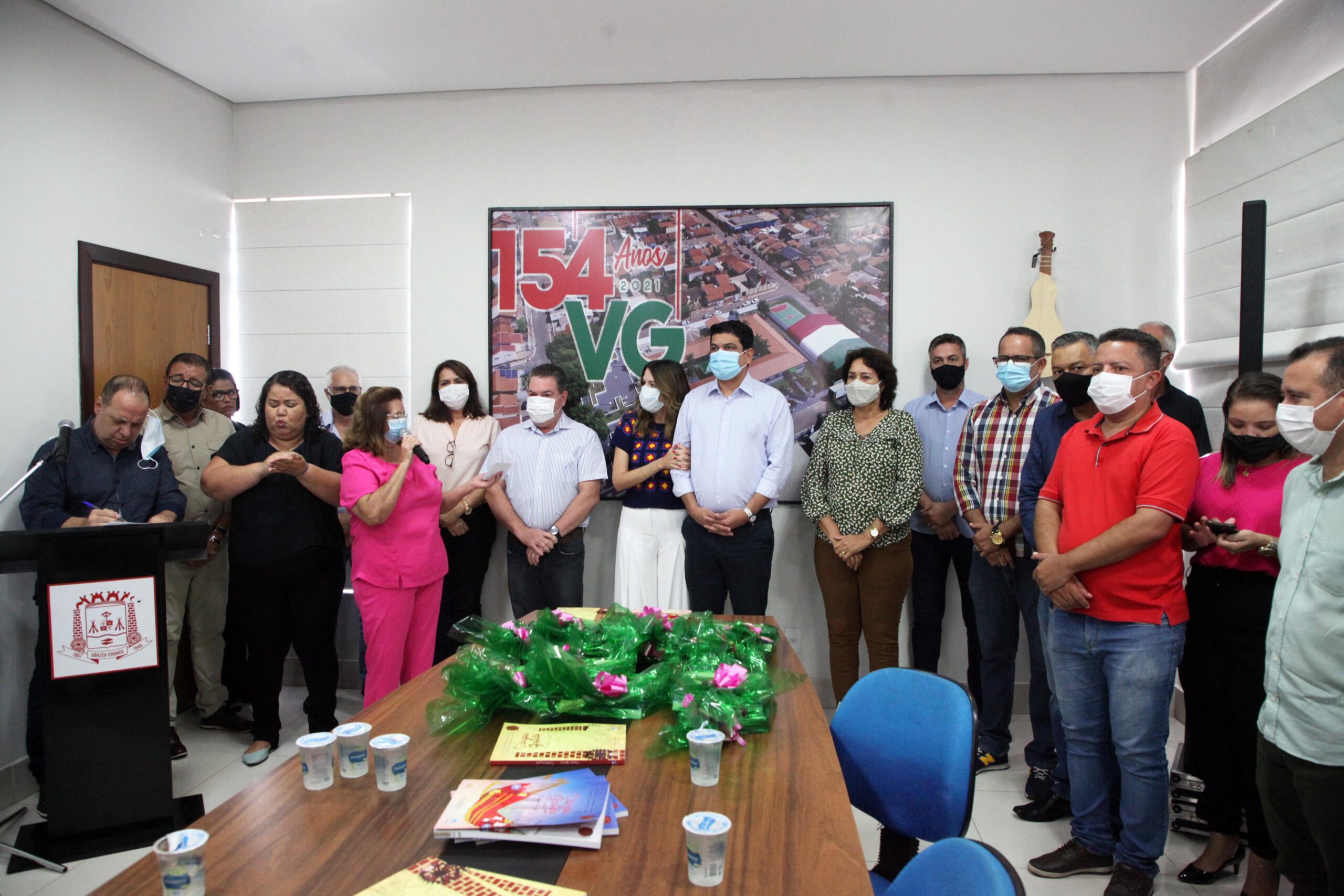 No momento, você está visualizando Livros didáticos de Várzea Grande incentivam a educação municipal