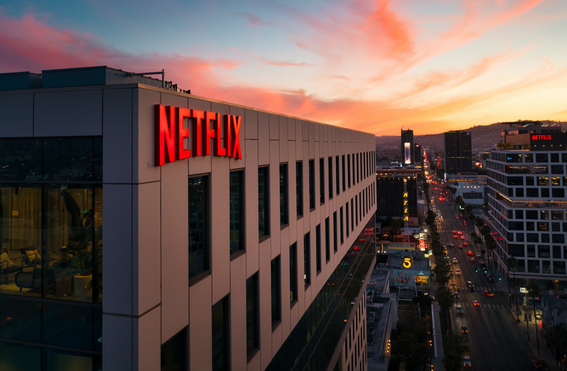 No momento, você está visualizando Netflix pausa projetos e produções originais que ocorreriam na Rússia