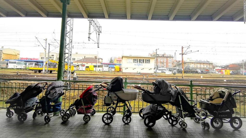 No momento, você está visualizando Refugiados ucranianos recebem ajuda na fronteira com a Polônia