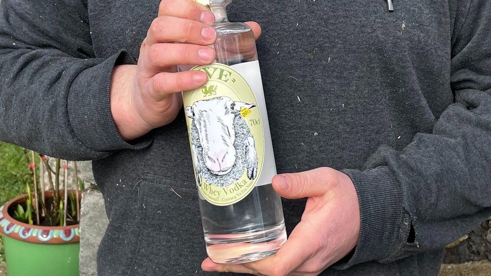 No momento, você está visualizando Agricultor leva prêmio por fazer vodka a partir de leite de ovelha