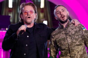 Leia mais sobre o artigo Bono Vox, do U2, faz show surpresa na Ucrânia