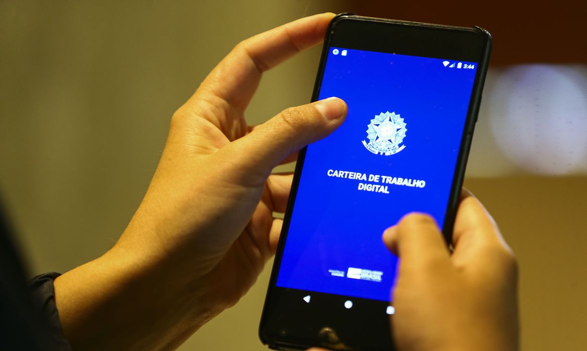No momento, você está visualizando IBGE registra queda no desemprego no trimestre encerrado em abril