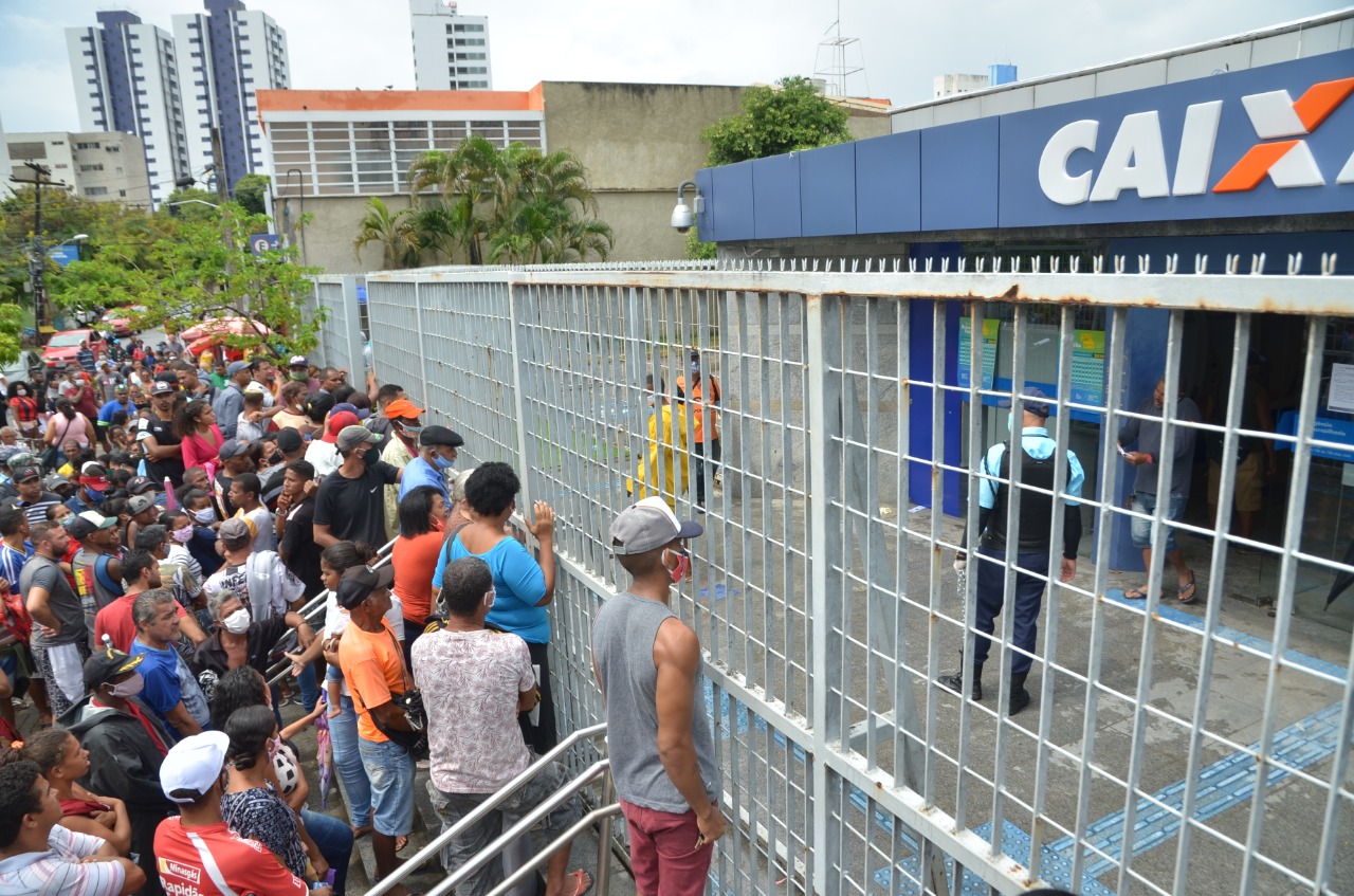 No momento, você está visualizando Senado propõe zerar fila do Auxílio Brasil e beneficiar caminhoneiros