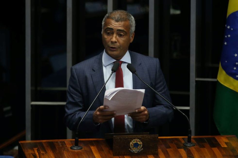 No momento, você está visualizando Senado aprova projeto relatado por Romário sobre planos de saúde