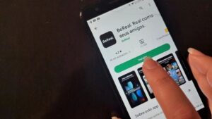 Leia mais sobre o artigo BeReal, a rede social que se popularizou no Brasil no último mês