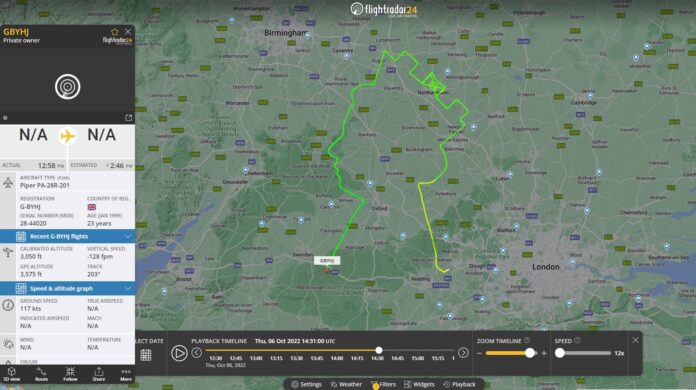 No momento, você está visualizando Britânica pega avião e desenha a rainha Elizabeth