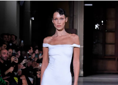 No momento, você está visualizando VESTIDO DE TINTA: Bella Hadid tem peça pintada no seu corpo