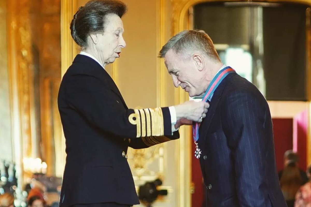 No momento, você está visualizando Daniel Craig é condecorado pela princesa Anne