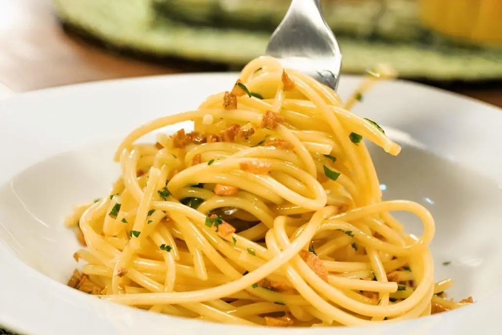 No momento, você está visualizando Macarrão ao alho e óleo tradicional receita do chefe italiano