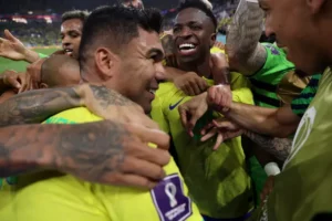 Leia mais sobre o artigo Casemiro faz golaço, e Brasil se classifica para próxima fase