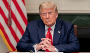 Leia mais sobre o artigo Donald Trump anuncia candidatura a presidente em 2024