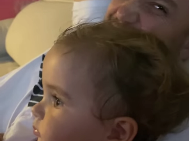 No momento, você está visualizando Cena de bebê com ciúme do pai viraliza nas redes sociais