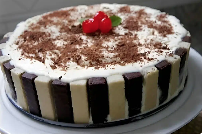 No momento, você está visualizando Torta de Bis rápida com creme e sorvete perfeita para o Natal