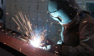 Leia mais sobre o artigo Após dois meses de queda, indústria cresce 0,3%, revela IBGE