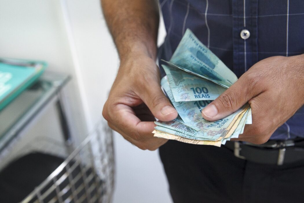 No momento, você está visualizando PEC destina R$ 6,8 bilhões para reajuste do salário mínimo