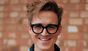 Leia mais sobre o artigo Especialista explica doença de Tom Fletcher, vocalista do McFly