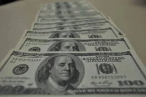 Leia mais sobre o artigo Dólar opera perto da estabilidade, ainda acima de R$ 5,40