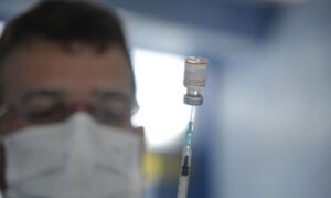 Leia mais sobre o artigo Brasil começa a aplicar vacina bivalente contra covid-19