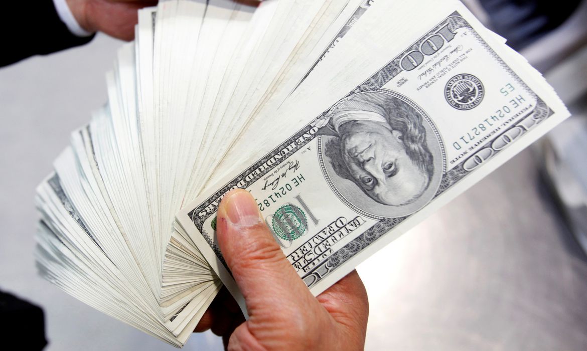 No momento, você está visualizando Dólar sobe em meio a discussões sobre meta de inflação