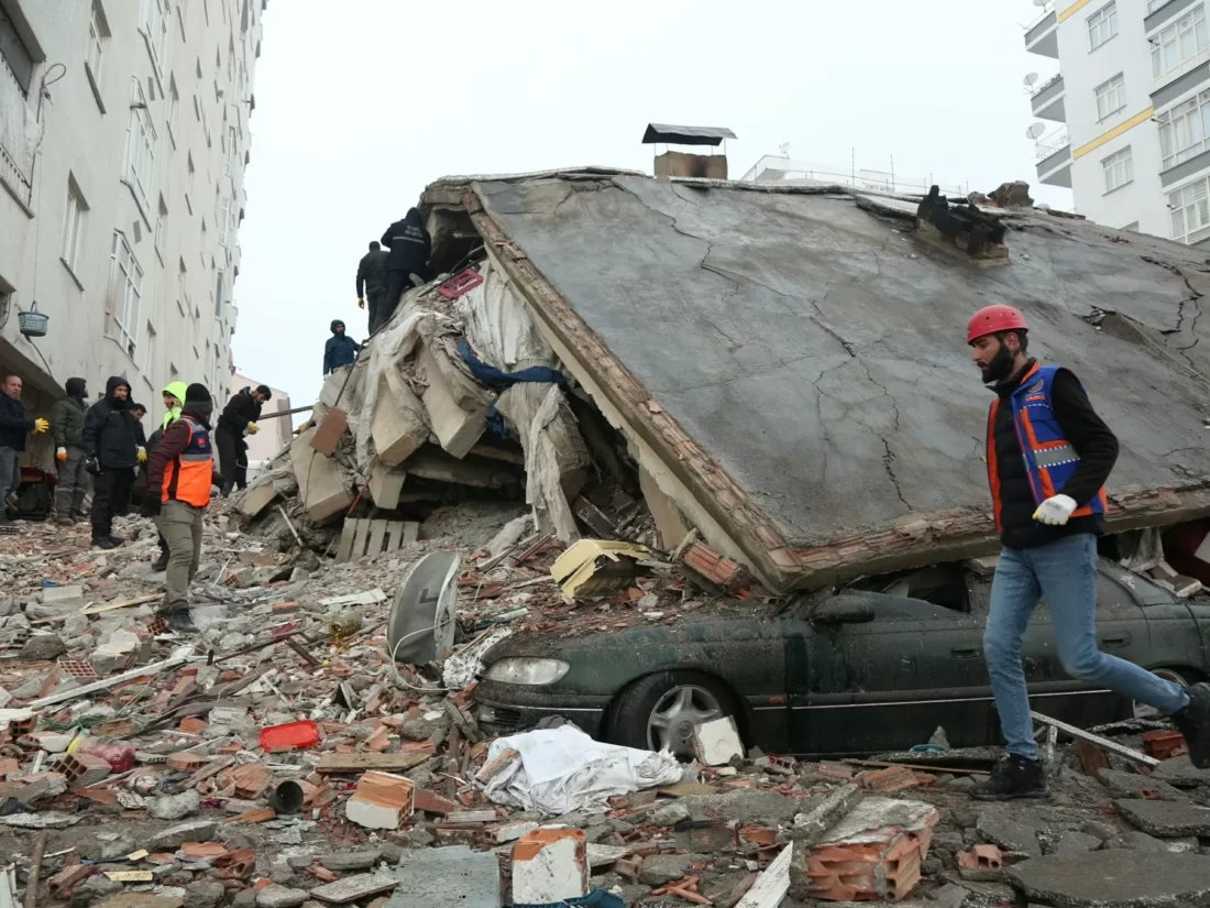 No momento, você está visualizando Terremoto de 7,8 deixa mais de 2 mil mortos na Turquia e na Síria